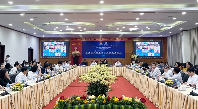Hội nghị xúc tiến thương mại và mở rộng xuất nhập khẩu vùng Trung du, miền núi phía Bắc diễn ra sáng 12/4 tại Lào Cai thu hút hơn 300 đại biểu tham dự. Ảnh: Hồng Thắm.