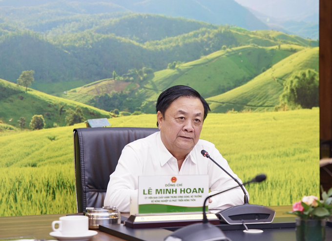Minister Le Minh Hoan emphasized that associations and industries play an important role in the transition from agricultural production thinking to the agricultural economy. 
