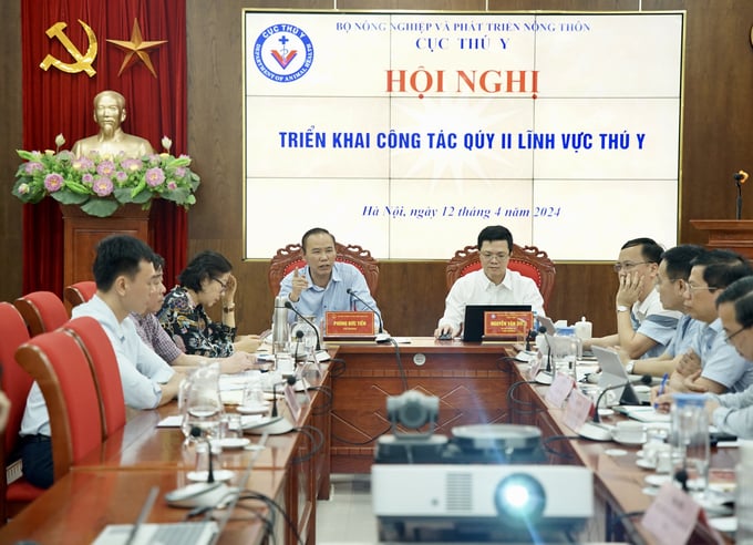 Thứ trưởng Bộ NN-PTNT Phùng Đức Tiến và Cục trưởng Cục Thú y Nguyễn Văn Long chủ trì Hội nghị.