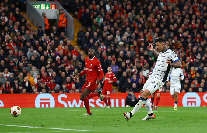 Scamacca tỏa sáng với cú đúp vào lưới Liverpool. Ảnh: Reuters
