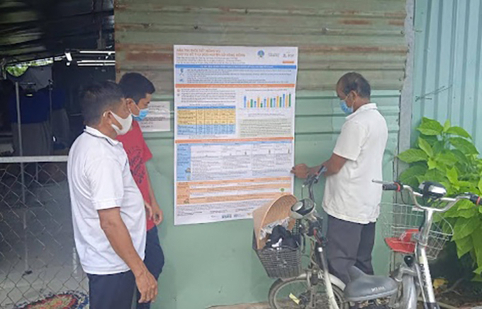 The farmers read the Agro-Climatic Bulletins poster for the new crop season.