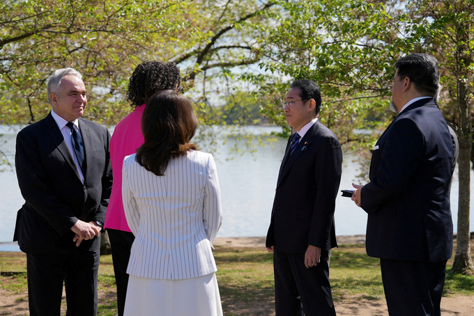 Thủ tướng Nhật Bản Fumio Kishida và phu nhân Yuko Kishida thăm khu vực trồng hoa anh đào ven hồ Tidal Basin ở Washington hôm 10/4. Ảnh: Reuters.