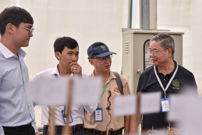 Ông Nguyễn Văn Bộ (ngoài cùng bên phải) là chuyên gia hàng đầu về sức khỏe đất. Ảnh: Quỳnh Chi.