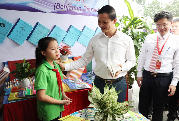 Ông Vương Quốc Tuấn, Ủy viên Dự khuyết BCH Trung ương Đảng, Phó Chủ tịch Thường trực UBND tỉnh Bắc Ninh khích lệ tinh thần đọc sách của các em học sinh.