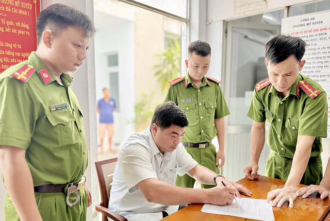 Bị can Nguyễn Bảo Sinh ký nhận các quyết định và lệnh bắt tạm giam. Ảnh: TT.
