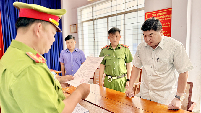 Cơ quan Cảnh sát điều tra Công an tỉnh An Giang thi hành các quyết định và lệnh bắt tạm giam đối với bị can Nguyễn Bảo Sinh. Ảnh: TT.