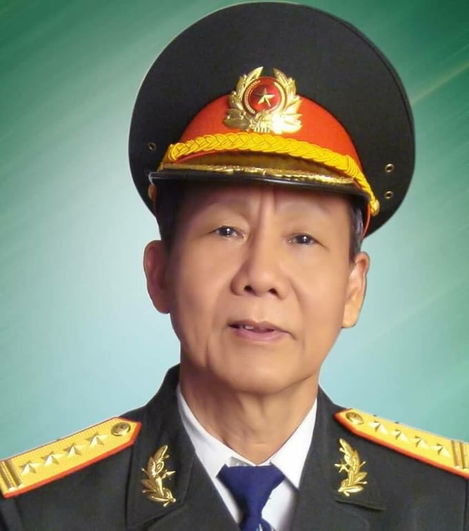 Đại tá Nguyễn Văn Hồng buông cây súng lại cầm cây bút.