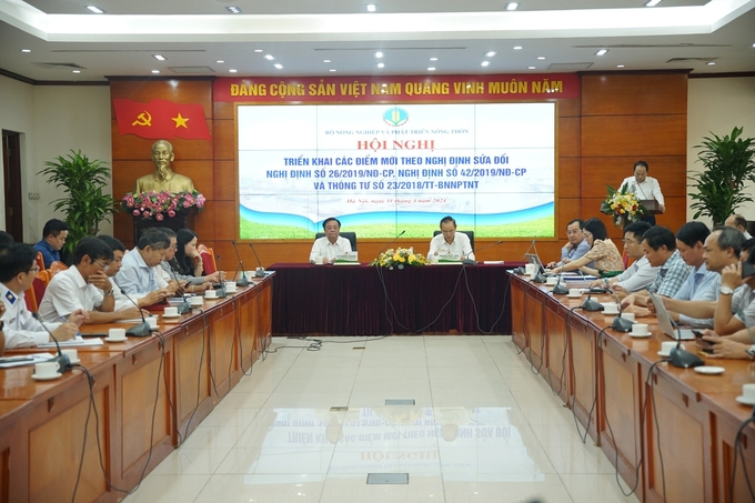Minister Le Minh Hoan and Deputy Minister Phung Duc Tien chaired the Conference to implement new points according to the Decrees amending Decree No. 26/2017/NQ-CP, Decree No. 42/2019/ND-CP and Circular No. 23/2018/TT- BNNPTNT.