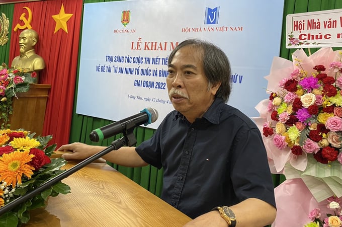 Chủ tịch Hội Nhà văn Việt Nam Nguyễn Quang Thiều phát biểu chào mừng trại sáng tác.
