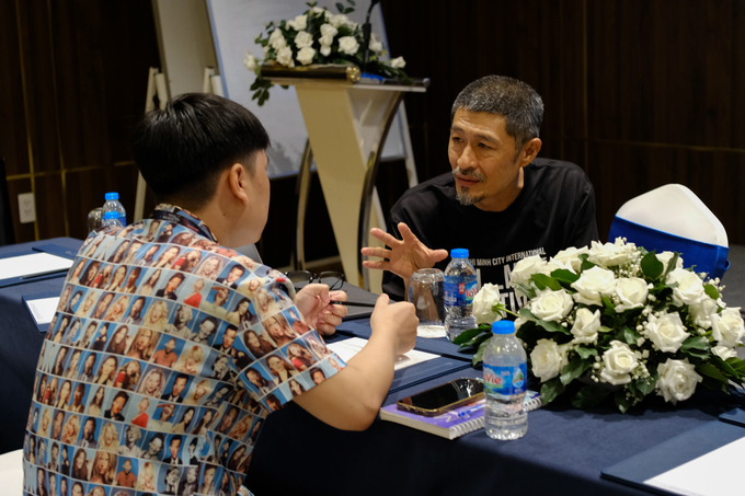 Đạo diễn Charlie Nguyễn trò chuyện về ngôn ngữ điện ảnh với một biên kịch trẻ.