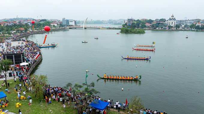 Quang cảnh diễn ra Giải bơi chải tại hồ Công viên Văn Lang (TP Việt Trì). Ảnh: BTC.
