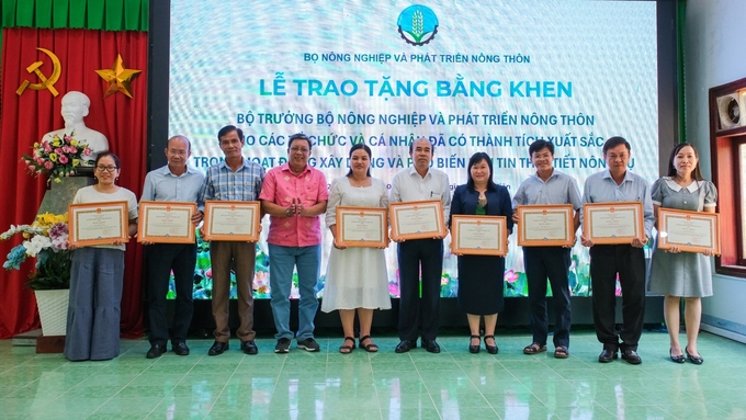 10 cá nhân nhận bằng khen của Bộ trưởng Bộ NN-PTNT vì hoạt động tích cực, góp phần vào sự phát triển nông nghiệp, nông thôn. Ảnh: Quỳnh Chi.