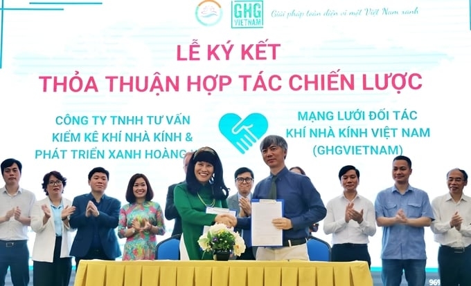 Mr. Nguyen Duc Vinh, Interim Head of GHG Vietnam Partnership Network (right), signed a cooperation agreement with a strategic partner at the ceremony. Photo: PT.
