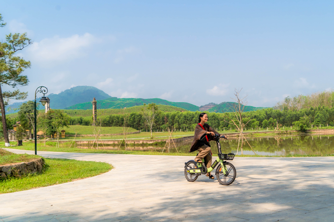 20 chiếc xe đạp điện phục vụ du khách tham quan lăng Gia Long đều do Hàn Quốc tài trợ. Ảnh: Bảo Minh.