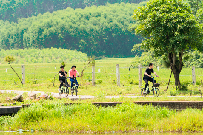 Du khách sử dụng xe đạp điện tham quan di tích góp phần phát triển hệ thống giao thông xanh ở thành phố Huế. Ảnh: Bảo Minh.