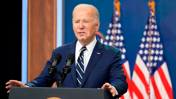 Tổng thống Mỹ Joe Biden trả lời họp báo tại Nhà Trắng hôm 12/4. Ảnh: AP.
