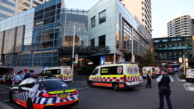 Cảnh sát phong tỏa trung tâm thương mại Westfield Bondi Junction ngày 13/4. Ảnh: AFP.