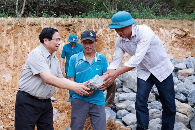 Thủ tướng tham gia khởi công xây nhà mới cho một số hộ gia đình có hoàn cảnh khó khăn trên địa bàn huyện Đà Bắc, Hòa Bình. Ảnh: VGP/Nhật Bắc.