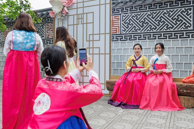 Đại sứ quán Hàn Quốc tại Việt Nam tổ chức lễ hội ẩm thực tại khu vực đường đá, địa điểm thu hút người đến chụp ảnh.