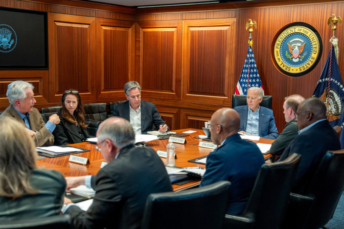 Tổng thống Mỹ Joe Biden họp với các cố vấn an ninh quốc gia tại Nhà Trắng hôm 13/4. Ảnh: Reuters.