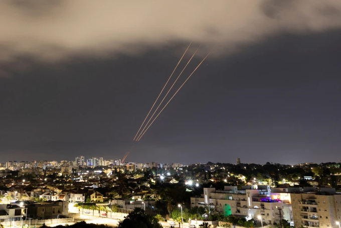 Israel đánh chặn tên lửa ở thành phố Ashkelon sau khi Iran phóng UAV và tên lửa đạn đạo hôm 14/4. Ảnh: Reuters.