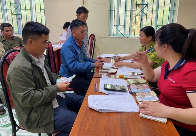 Chi trả tiền dịch vụ môi trường rừng tại xã Vĩnh Quang, huyện Bảo Lâm. Ảnh: CTTĐT Sở NN-PTNT Cao Bằng. 