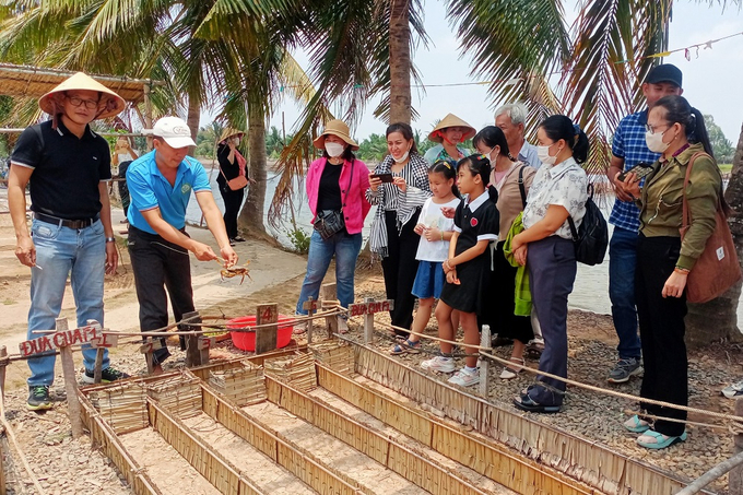 Học viên trải nghiệm tại khu trò chơi dân gian ở một khu du lịch tại điểm du lịch cộng đồng Cồn Chim (Trà Vinh). Ảnh: Minh Đảm.