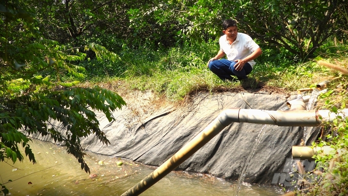 Nguồn nước giàu hàm lượng khoáng chất từ sông Đồng Nai giúp vườn cây phát triển xanh tốt. Ảnh: Trần Trung.
