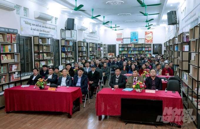 Nhà văn hóa thôn Như Lân (xã Long Hưng, Văn Giang) được cải tạo, kết hợp thành không gian văn hóa đọc cộng đồng với hơn 6.000 đầu sách. Ảnh: Trung Quân.