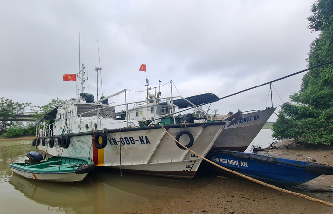 Nhiều năm qua Chi cục Thủy sản và Kiểm ngư Nghệ An vẫn ký hợp đồng với 10 lao động để vận hành 2 tàu kiểm ngư. Ảnh: Việt Khánh.