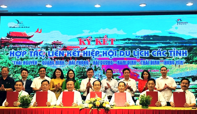 Representatives of tourism associations of 7 provinces: Thai Nguyen, Quang Ninh, Hai Phong, Hai Duong, Thai Binh, Nam Dinh, Hung Yen signed a memorandum of cooperation agreement on tourism development. Photo: Linh Tam.