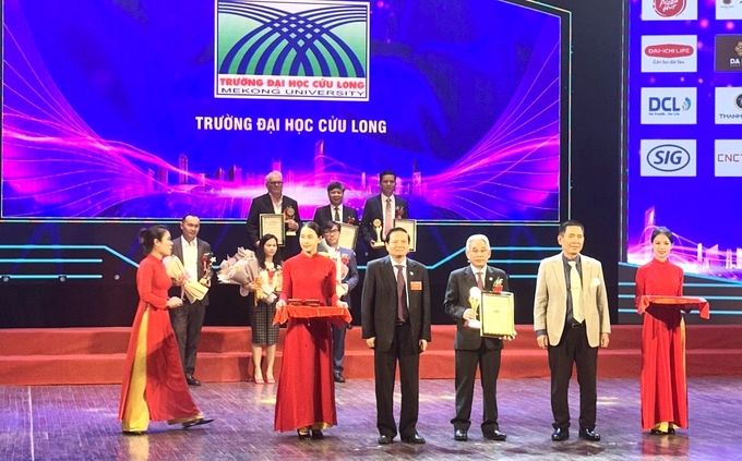 Đại diện Trường Đại học Cửu Long đón nhận giải thưởng Top 20 Thương hiệu vàng 2024.