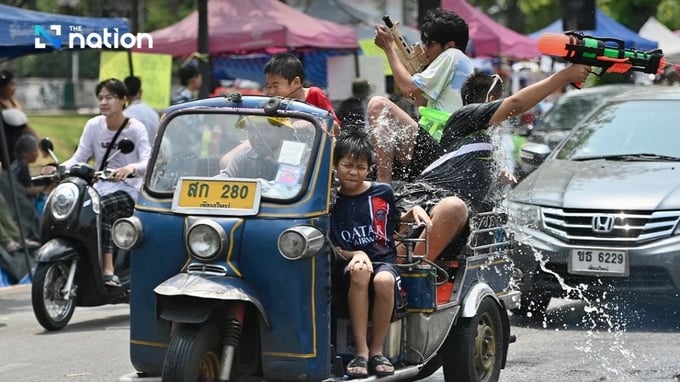 Người dân Thái Lan té nước vào nhau trên đường phố trong lễ hội Songkran 2024. Ảnh: The Nation. 