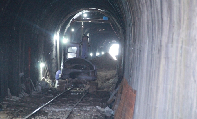 Lực lượng chức năng đang nỗ lực khắc phục sạt lở hầm đường sắt Bãi Gió. Ảnh: KS.