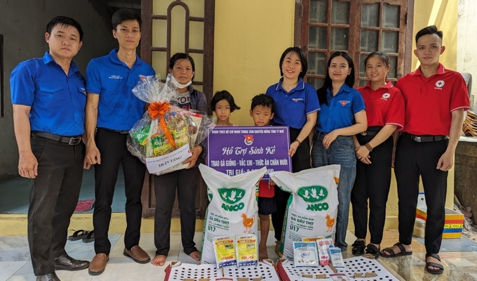 Đại diện Đoàn Thanh niên Trung tâm khuyến nông Thừa Thiên - Huế và nhóm Ngân hàng máu sống Cố đô trao tặng gà giống cho gia đình chị Hằng. Ảnh. CĐ.