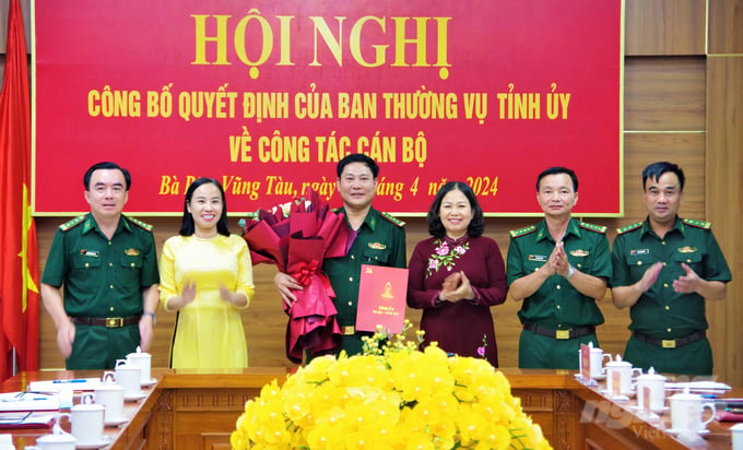 Đại tá Đặng Cao Đạt (thứ ba từ trái qua) nhận quyết định của Ban Thường vụ Tỉnh ủy về công tác cán bộ. Ảnh: Quang Anh.