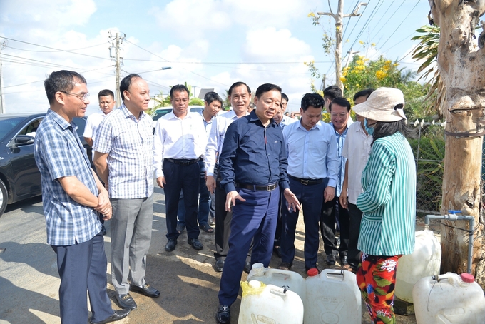Phó Thủ tướng Trần Hồng Hà thăm hỏi người dân vùng hạn mặn tại huyện Gò Công Đông ngày 7/3. Ảnh: Minh Đảm.