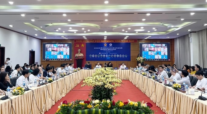 The conference on trade promotion and import-export expansion in the Northern Midlands and Mountains took place on the morning of April 12 in Lao Cai, attracting more than 300 delegates to attend. Photo: Hong Tham.