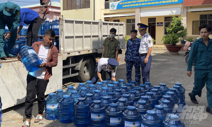 Bộ Tư lệnh Vùng Cảnh sát biển 3 hỗ trợ 1.000 bình nước uống cho nhân dân vùng hạn mặn Bến Tre. Ảnh: Đức Định.