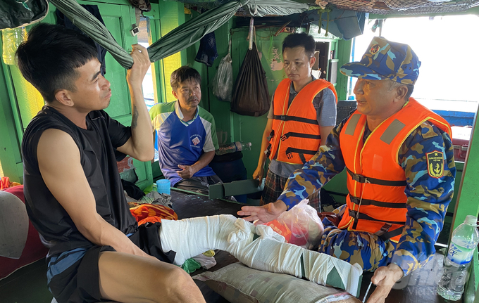 Ngư dân Trần Vinh được y sĩ Nhà giàn DK1/9 băng bó và xử lý vết thương.
