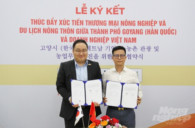 Trong khuôn khổ tọa đàm đã diễn ra Lễ ký kết hợp tác thúc đẩy xúc tiến thương mại nông nghiệp và du lịch nông thôn giữa thành phố Goyang và doanh nghiệp Việt Nam. Ảnh: Trung Quân.