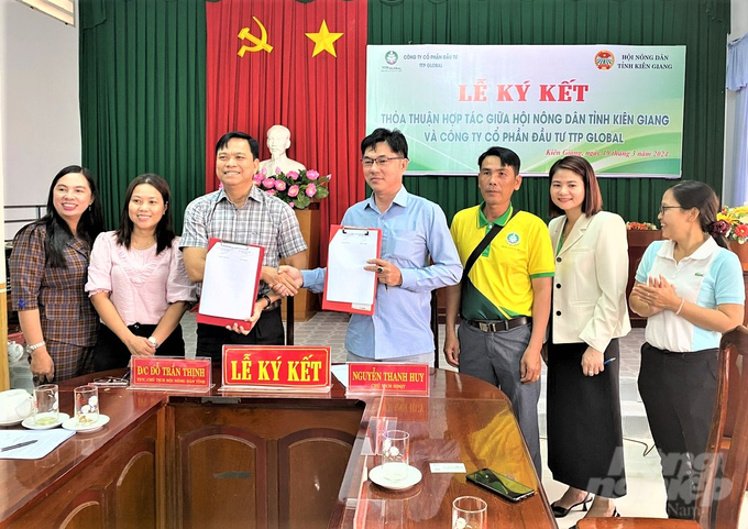 Lãnh đạo Hội Nông dân tỉnh Kiên Giang và Công ty CP Đầu tư TTP Global bắt tay hợp tác và ký kết thỏa thuận thực hiện mô hình thử nghiệm sản xuất lúa sử dụng phân bón hữu cơ. Ảnh: Trung Chánh.
