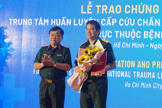 Thượng tướng Hoàng Xuân Chiến trao quyết định thành lập Trung tâm Huấn luyện Cấp cứu chấn thương quốc tế (ITLS) đầu tiên tại Việt Nam trực thuộc Bệnh viện Quân y 175. Ảnh: Nguyễn Thủy.