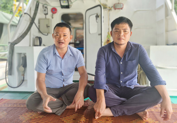Anh Tạ Quang Thắng (trái) và Trần Trọng Thành sẵn sàng làm không công để đảm bảo an toàn cho 2 tàu kiểm ngư của Nghệ An. Ảnh: Việt Khánh.