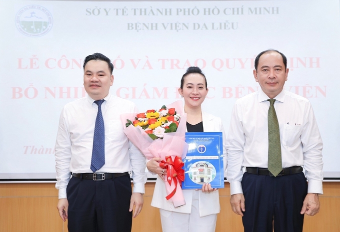 BS.CKII Nguyễn Thị Phan Thúy, nhận quyết định bổ nhiệm Giám đốc Bệnh viện Da liễu TP.HCM. Ảnh: Lan Anh.