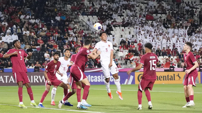Indonesia thi đấu đầy nỗ lực trước Qatar. Ảnh: Bola