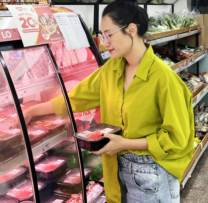 Người tiêu dùng chọn mua thịt ủ mát MEATDeli tại siêu thị.