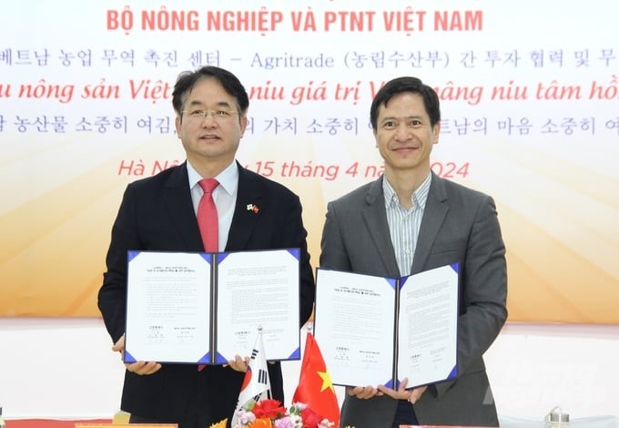 The leaders of Goyang city and Agritrade signed a memorandum of cooperation. Photo: Trung Quan.