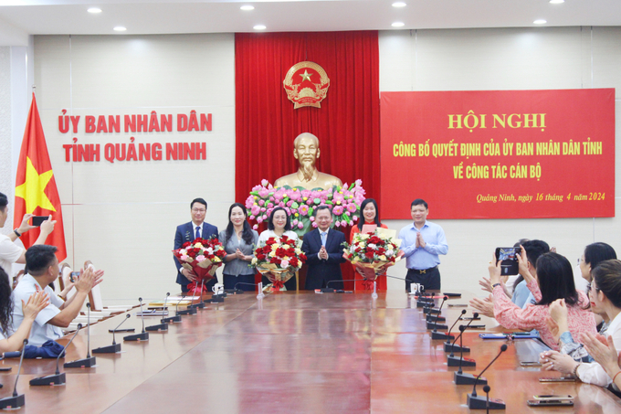 Lãnh đạo tỉnh Quảng Ninh tặng hoa, chúc mừng 3 cán bộ nhận quyết định bổ nhiệm.