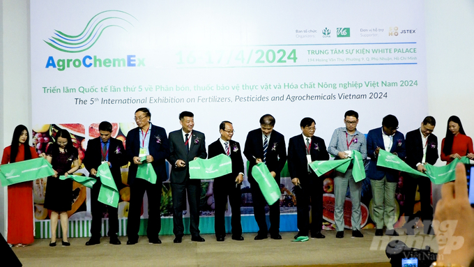 Lễ cắt băng khai mạc Triển lãm quốc tế AgroChemEx Vietnam-2024. Ảnh: Minh Sáng.